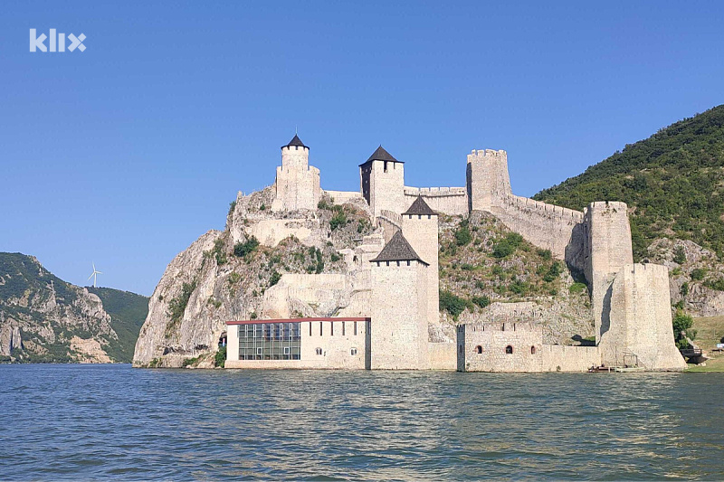 Pogled na Golubačku tvrđavu s Dunava (Foto: Klix.ba)