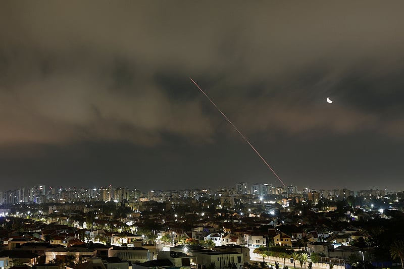 Iranska raketa iznad Izraela (Foto: Reuters)