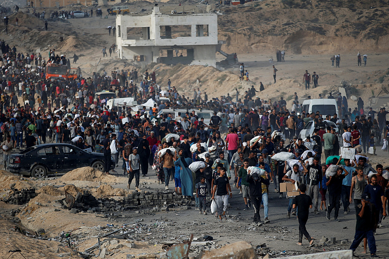 Palestinci u potrazi za pomoći (Foto: Reuters)
