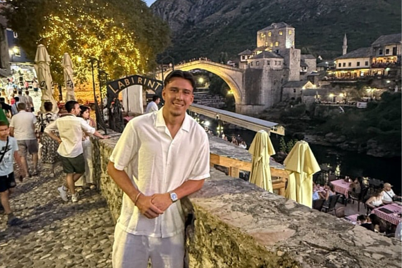 Eman Košpo ispred Starog mosta (Foto: Instagram/Eman Košpo)