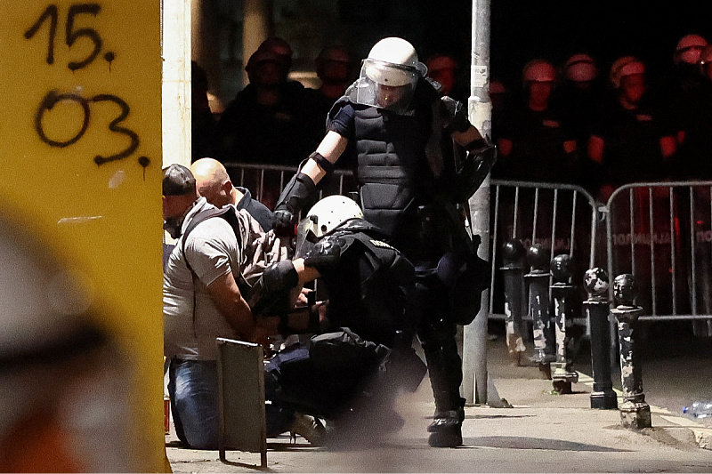Fotografija prikazuje sukob policije s građanima na protestima koji su održani 28. juna u Beogradu (Foto: Reuters)