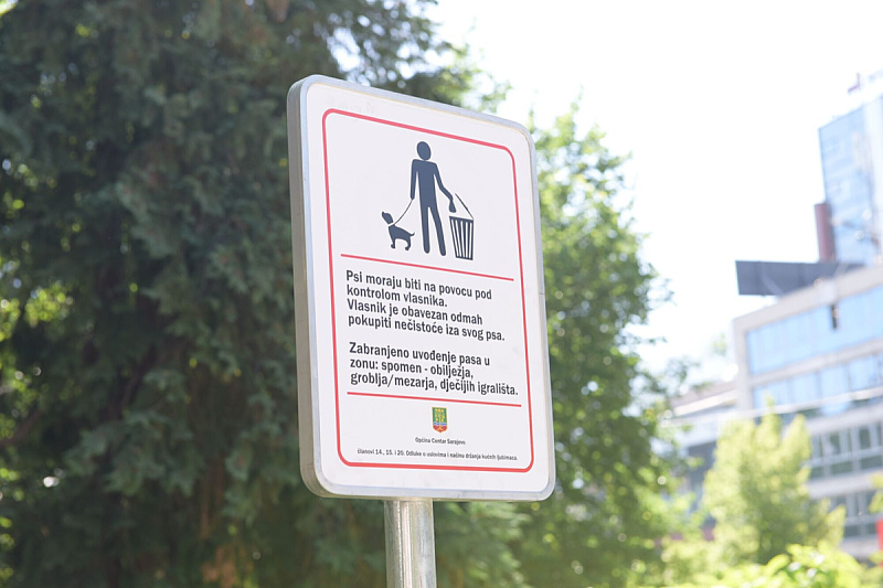 Postavljene informativne table o pravilima za vlasnike pasa u Velikom parku