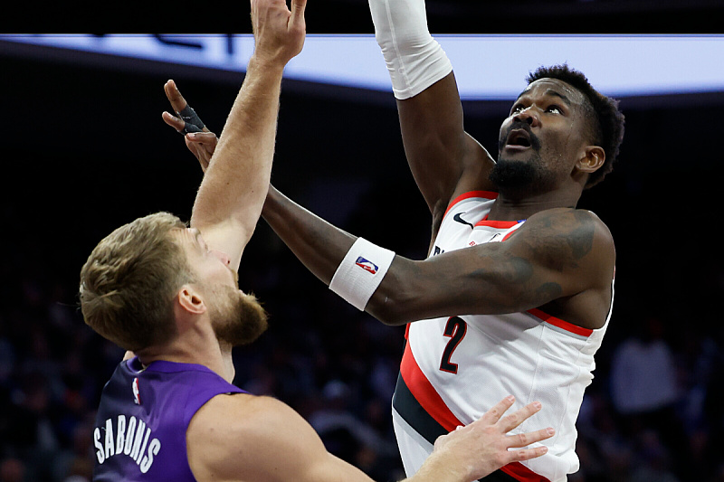 Ayton stiže u Los Angeles (Foto: EPA-EFE)