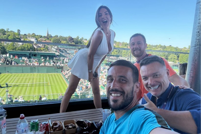 Džumhur sa članovima tima (Foto: Instagram)