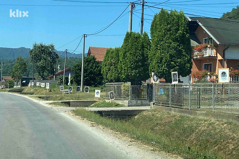 Fotografije se nalaze i na ogradama kuća (Foto: A. K./Klix.ba)