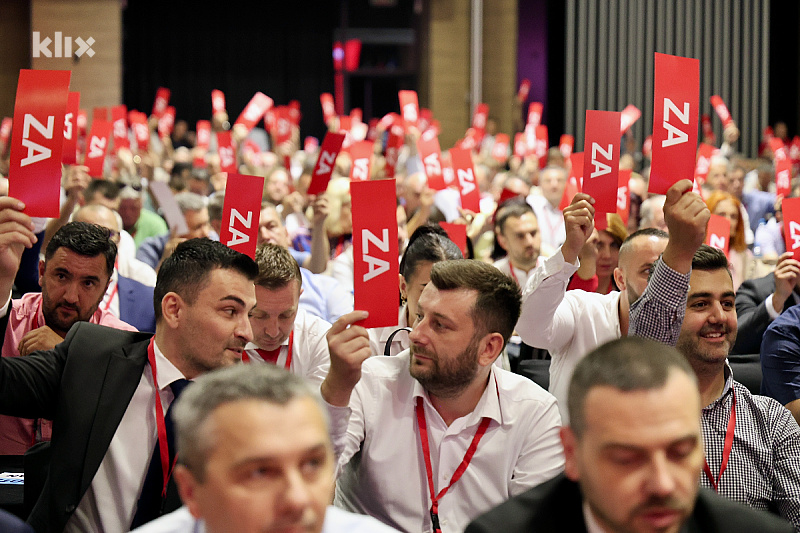 Na današnjem kongresu SDP-a produžen predsjednički mandat Nerminu Nikšiću (Foto: I. Š./Klix.ba)