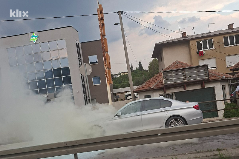 Požar na automobilu na brzoj cesti u Blažuju kod Sarajeva (Foto: Čitatelj)