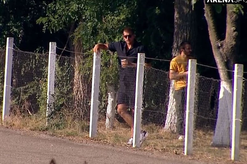 Jokić pije pivo naslonjen na ogradu (Foto: Screenshot)