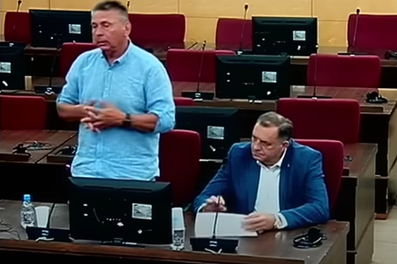 Milorad Dodik s advokatom Goranom Bubićem u sudnici Suda BiH u petak 4. jula