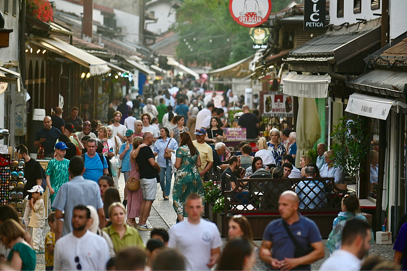 Baščaršija preplavljena šetačima (Foto: T. S./Klix.ba)