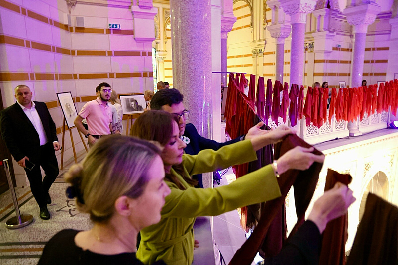 izložba "Majke" i umjetnička instalacija "Marame sjećanja" (Foto: T. S./Klix.ba)