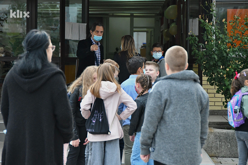 Učenici ispred škole (Foto: I. Š./Klix.ba)