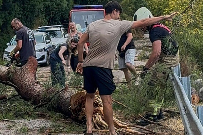 Marko Capan pomogao sugrađanima da očiste put na Marjanu (Foto: Slobodna Dalmacija)