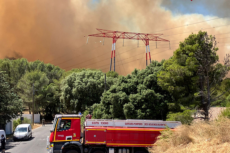 Više od 800 vatrogasaca radi na gašenju požara koji je sve bliže Marseilleu (Foto: Reuters)