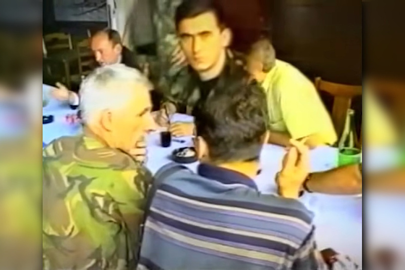 Dragomir Vasić na sastanku u bratunačkoj "Fontani" (Screenshot: FTV)