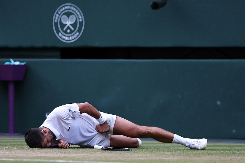 Težak pad Đokovića (Foto: Reuters)