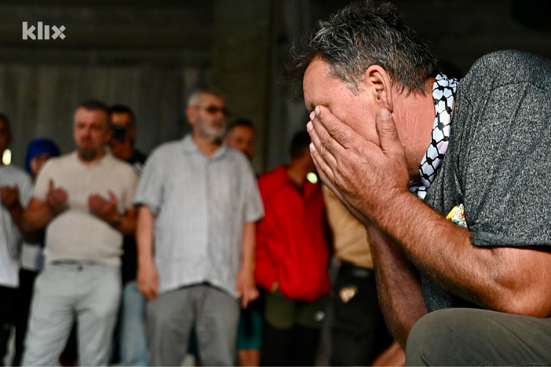 Tabuti su izneseni iz nekadašnje fabrike akumulatora (Foto: V. D./Klix.ba)