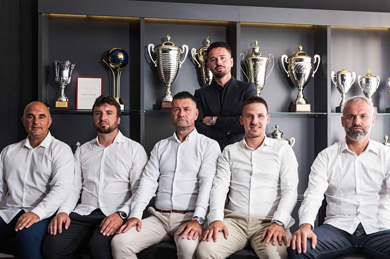 Eldin Čengić (stoji) sa svojim pomoćnicima (Foto: FK Sarajevo)