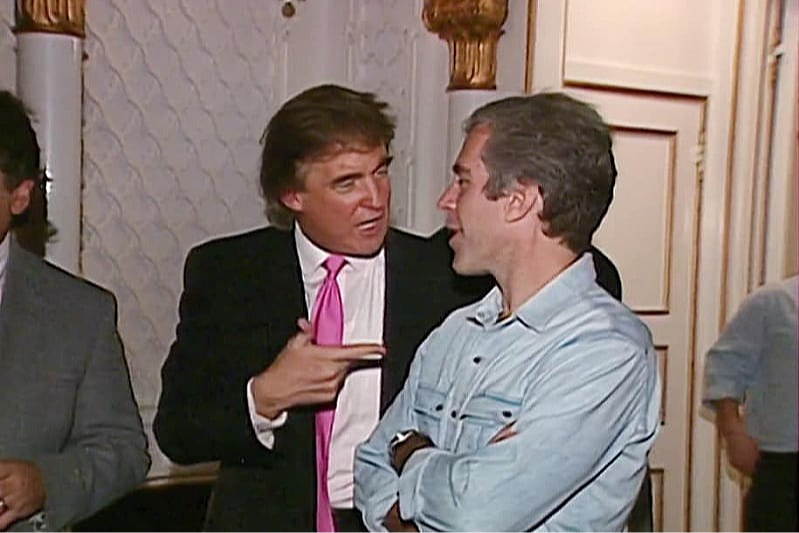 Trump i Epstein razgovaraju na zabavi u Mar-a-Lagu 1992. (Screenshot: NBC)