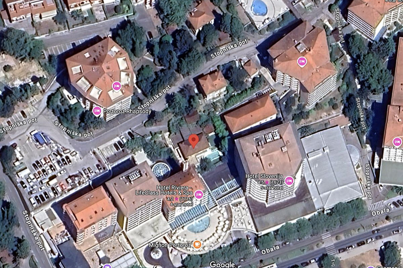 Vila Đurić nalazi se na otprilike 1200 kvadratnih metara zemljišta u samom centru Portoroža )Foto: Google)