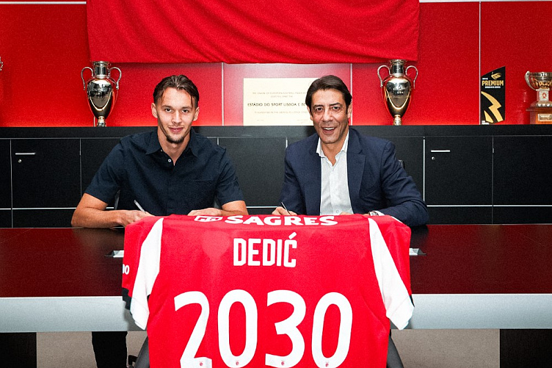 Potpisao ugovor u društvu legendarnog Ruija Coste (Foto: SL Benfica)