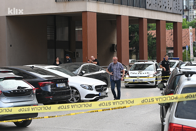 S uviđaja nakon bačene bombe na Gastro Pub 13 (Foto: V. D./Klix.ba)