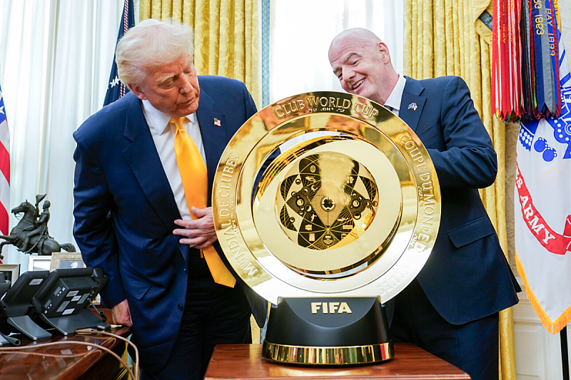 Infantino je poklonio originalni trofej Trumpu (Foto: EPA-EFE)