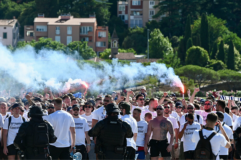Manijaci se u korteu uputili ka stadionu Bonifika u Kopru (Foto: V. D./Klix.ba)
