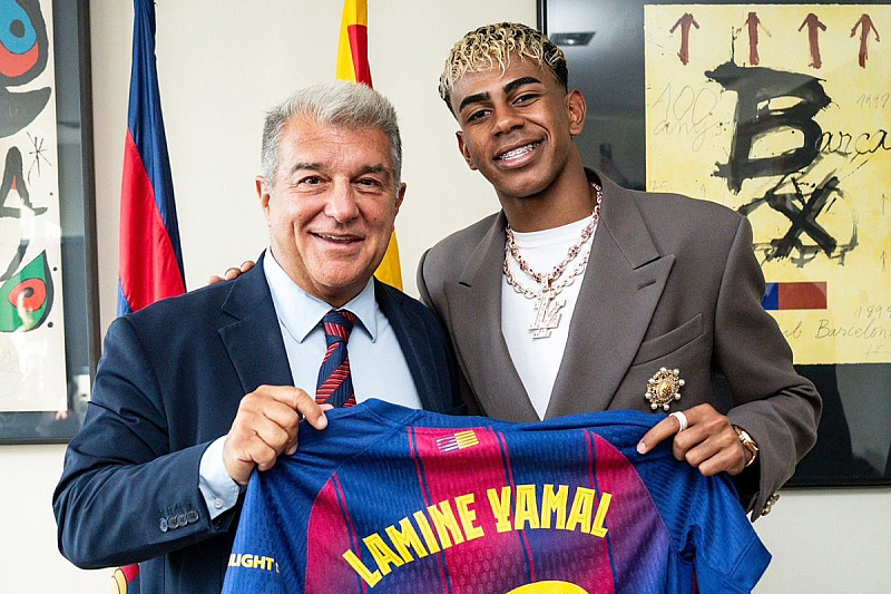 Laporte uručio Yamalu dres s brojem 10 (Foto: Twitter)