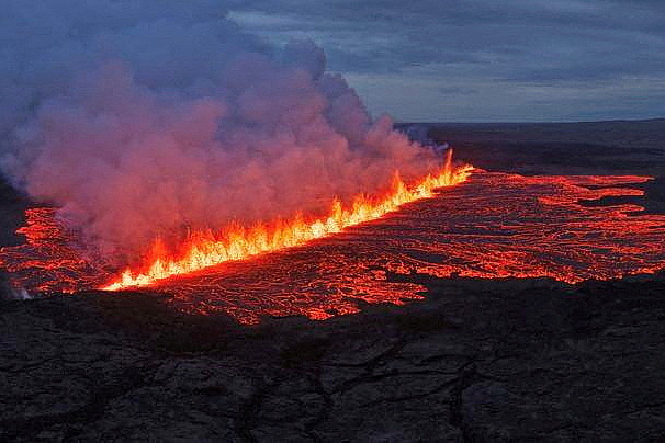 Erupcija vulkana na islandskom poluostrvu Reykjanes (Foto: Reuters)