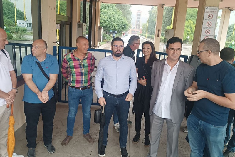 Tuzlanski vijećnici pred TE Tuzla (Foto: BHRT) (Foto: A. K./Klix.ba)