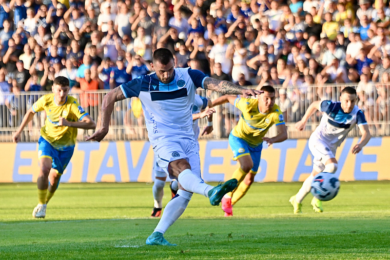 Krpić zakucava loptu pod prečku (Foto: V. D./Klix.ba)