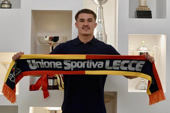 Kozarac na potpisu ugovora (Foto: US Lecce)