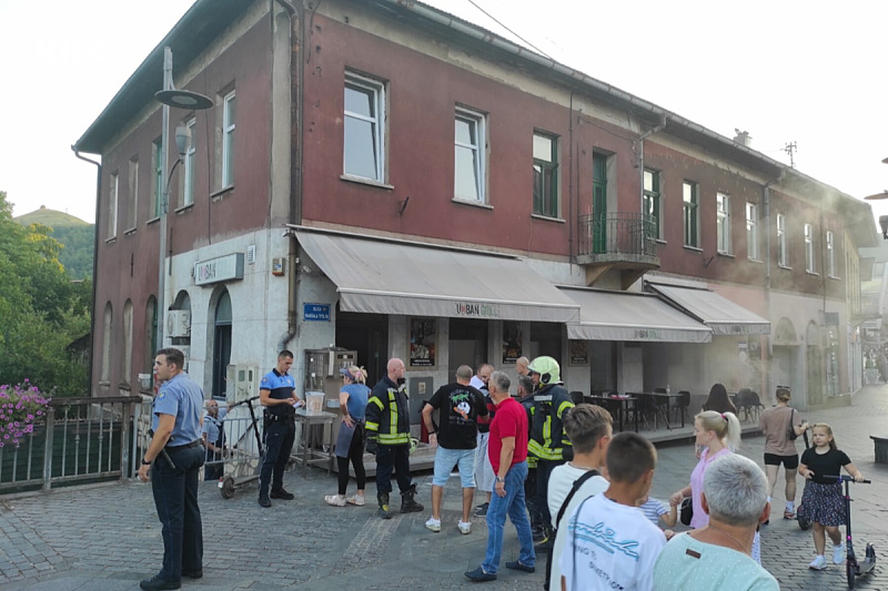 Policija i vatrogasci nakon požara u objektu