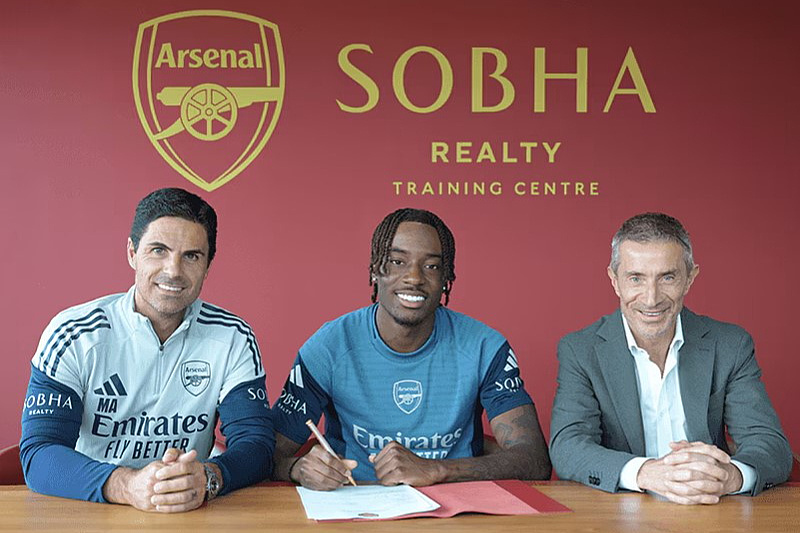 Madueke na potpisu u društvu Artete i Berte (Foto: Arsenal FC)