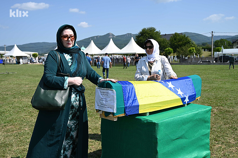 Edisa Blažević Sušić s očevim tabutom (Foto: E. M./Klix.ba)
