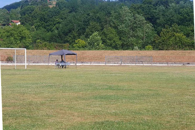 Odbornici na različitim stranama nogometnog terena
