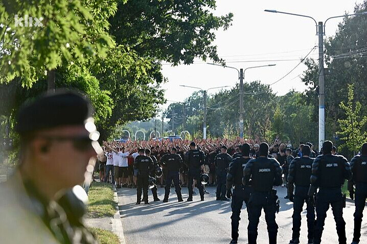 Horde zla u korteu krenule ka stadionu Craiove (Foto: T. S./Klix.ba)