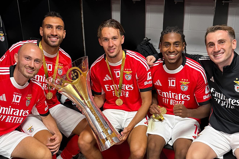 Dedić s trofejom i saigračima (Foto: Instagram)