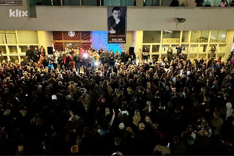 Više hiljada građana okupilo se u čast Halida Bešlića (Foto: T. S./Klix.ba)