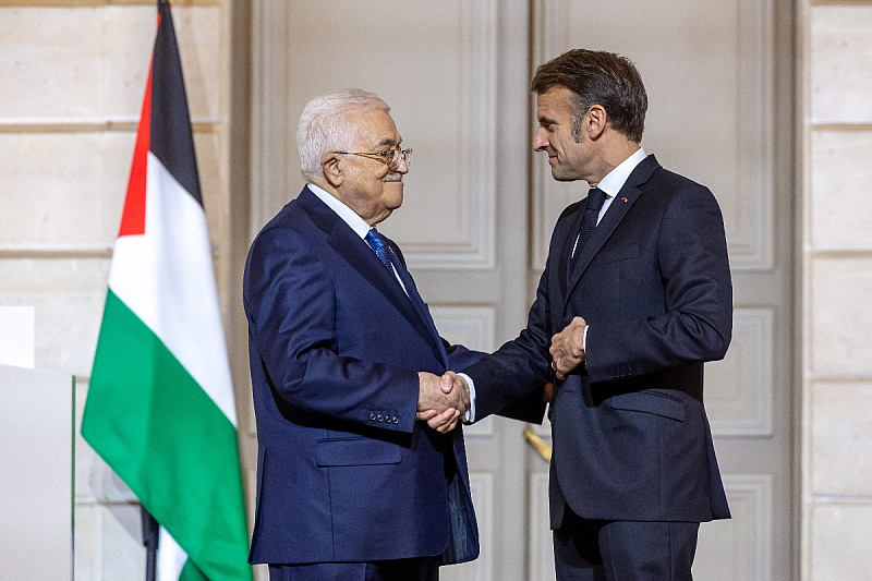 Mahmoud Abbas i Emmanuel Macron (Foto: Reuters)