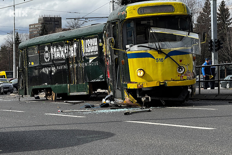 Na mjestu događaja su policijski službenici i dva kola hitne medicinske pomoći