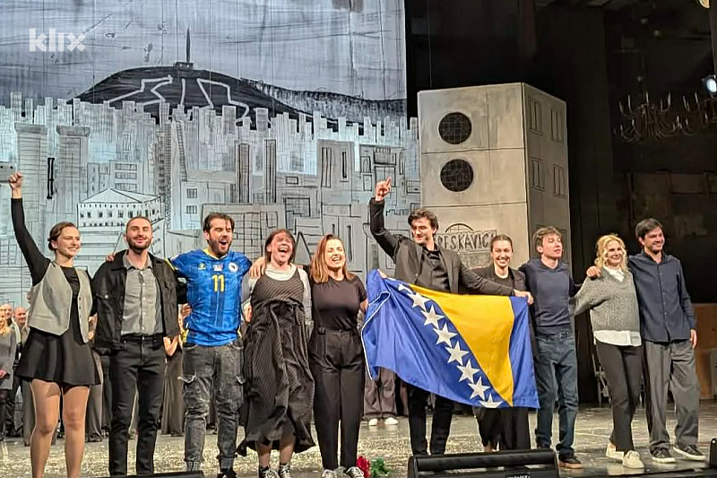 Actors of the National Theater in Sarajevo celebrated the success of the Zmajevi: Armin Omerović ran in the jersey, they raised our flag.