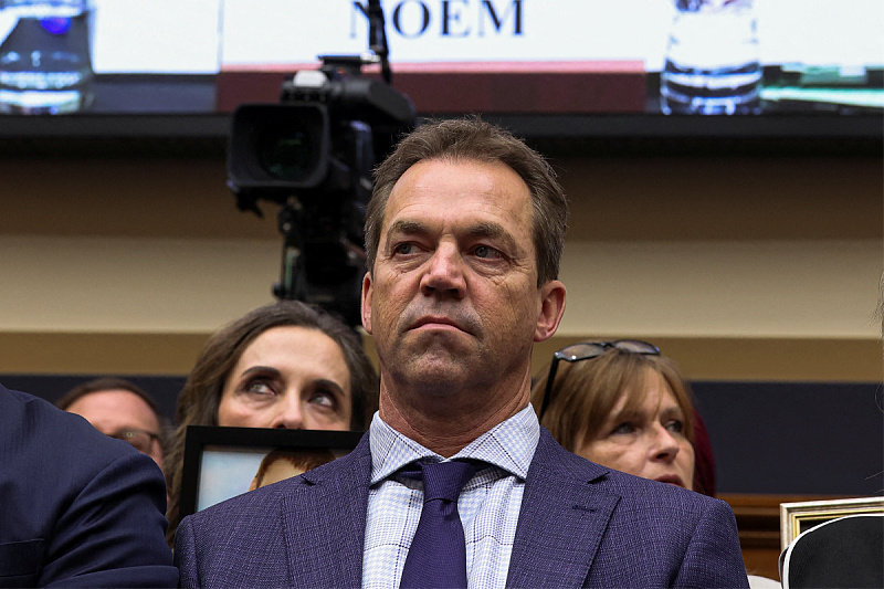 Scandal in the family of former Trump minister: Her husband cross-dressed as women, had a bizarre fetish