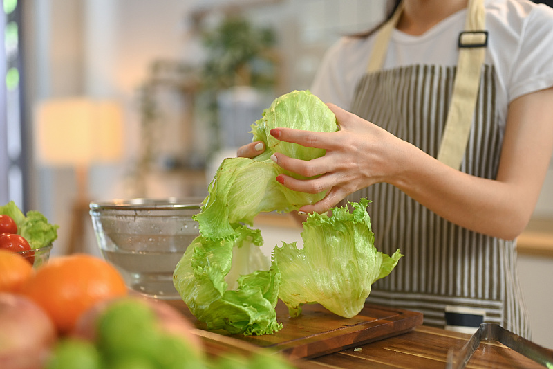 Green salad can also cause discomfort: People with these health issues should limit its intake.