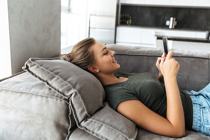 The Humor That Doesn't Fade: What Really Happens While You "Rest" in Front of the Screen