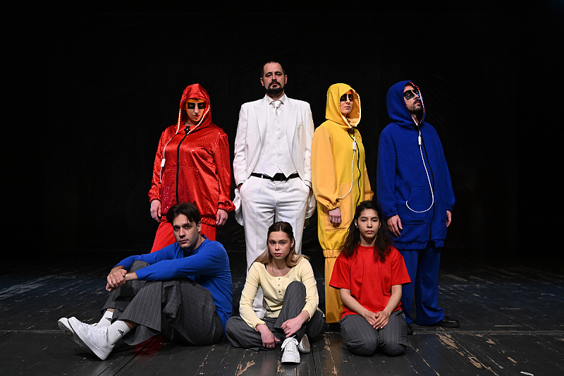 The play "Offline" continues its tour in eight Bosnian cities after its premiere.