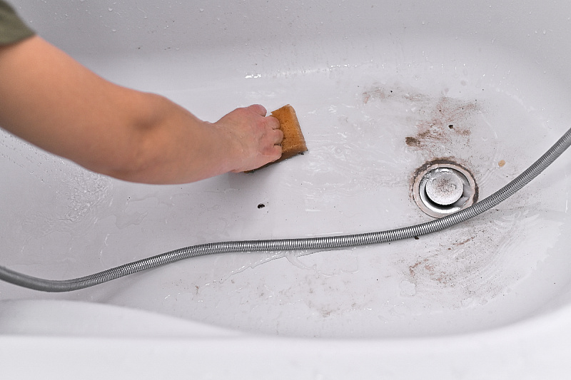 Get rid of boring yellow stains in the bathtub with the help of these two ingredients