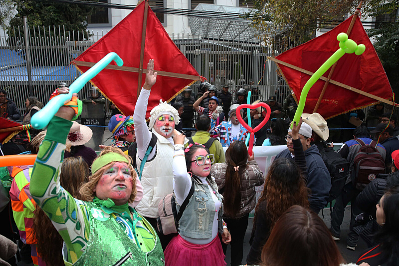 Unusual protest in South America: Hundreds of clowns took to the streets, asking the minister "if he had a childhood"