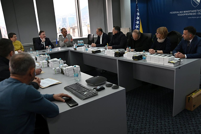 Officials in the Federation of Bosnia and Herzegovina receive mobile phones for plant production control.